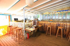 Se sirven almuerzos y cenas, con vista a la playa 