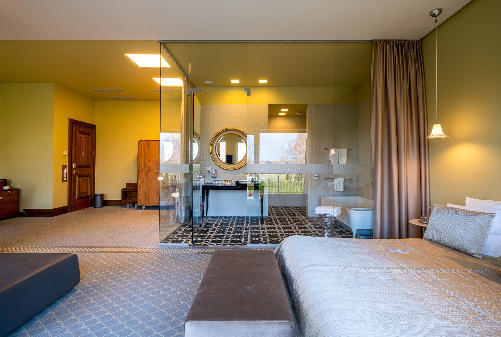 deluxe suite (spa access) | bathroom | combined shower/bathtub, jetted bath, free toiletries, hair dryer