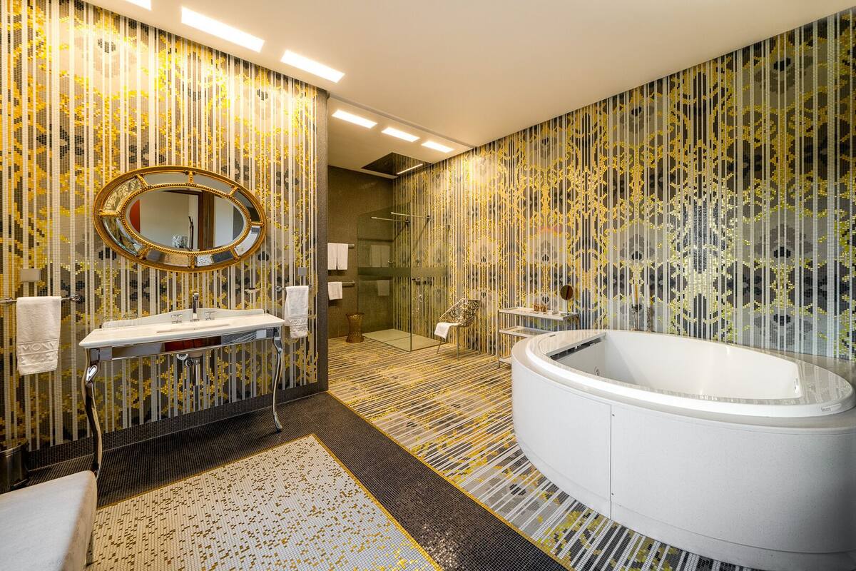 presidential suite, 1 bedroom, jetted tub, park view | bathroom | combined shower/bathtub, jetted bath, free toiletries, hair dryer