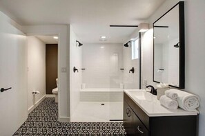 Executive Studio Suite | Bathroom