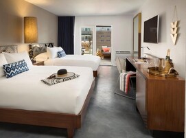 办公桌、笔记本电脑工作区、免费 WiFi、床单