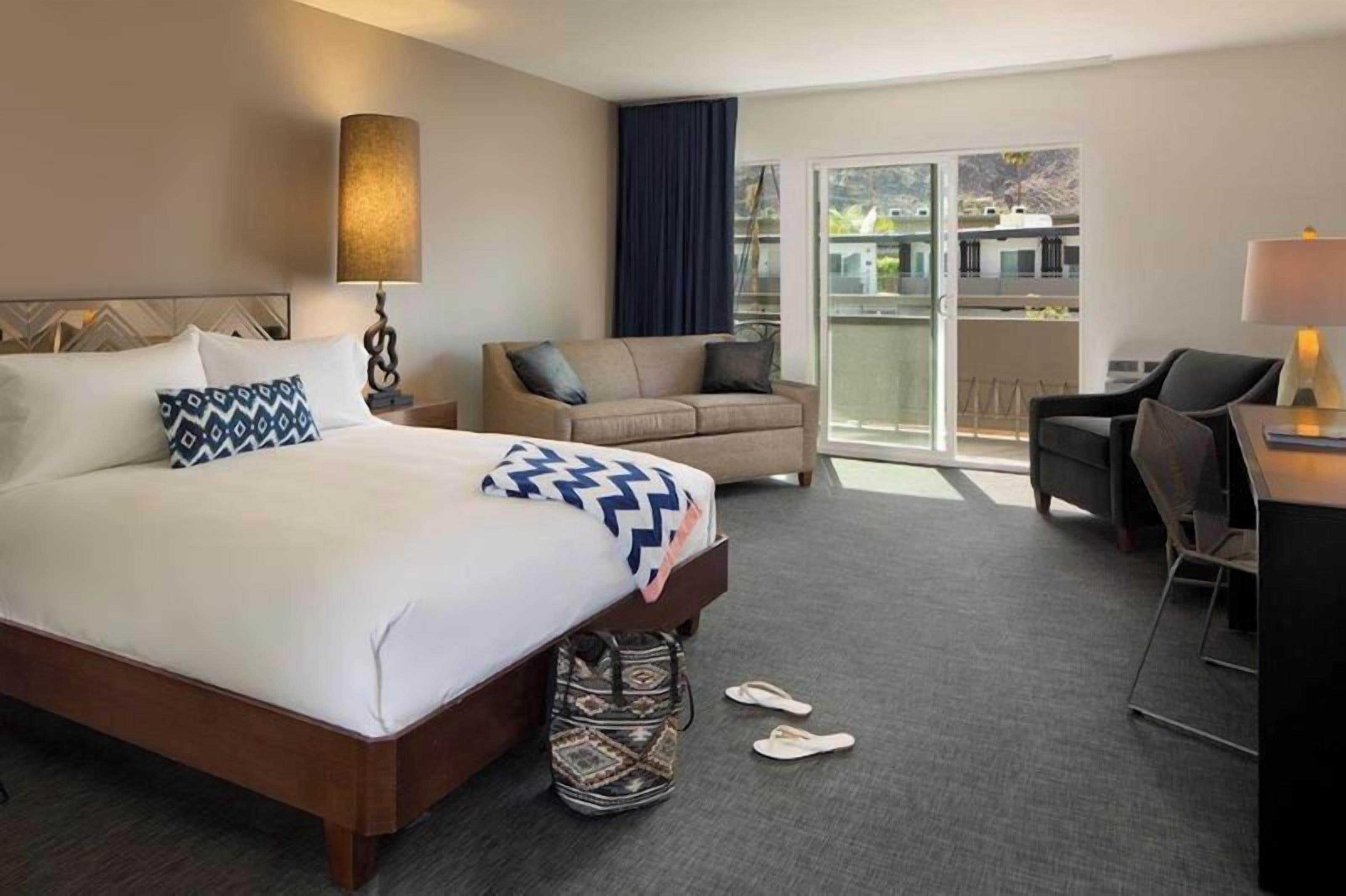 Executive Studio Suite | Desk, bed sheets