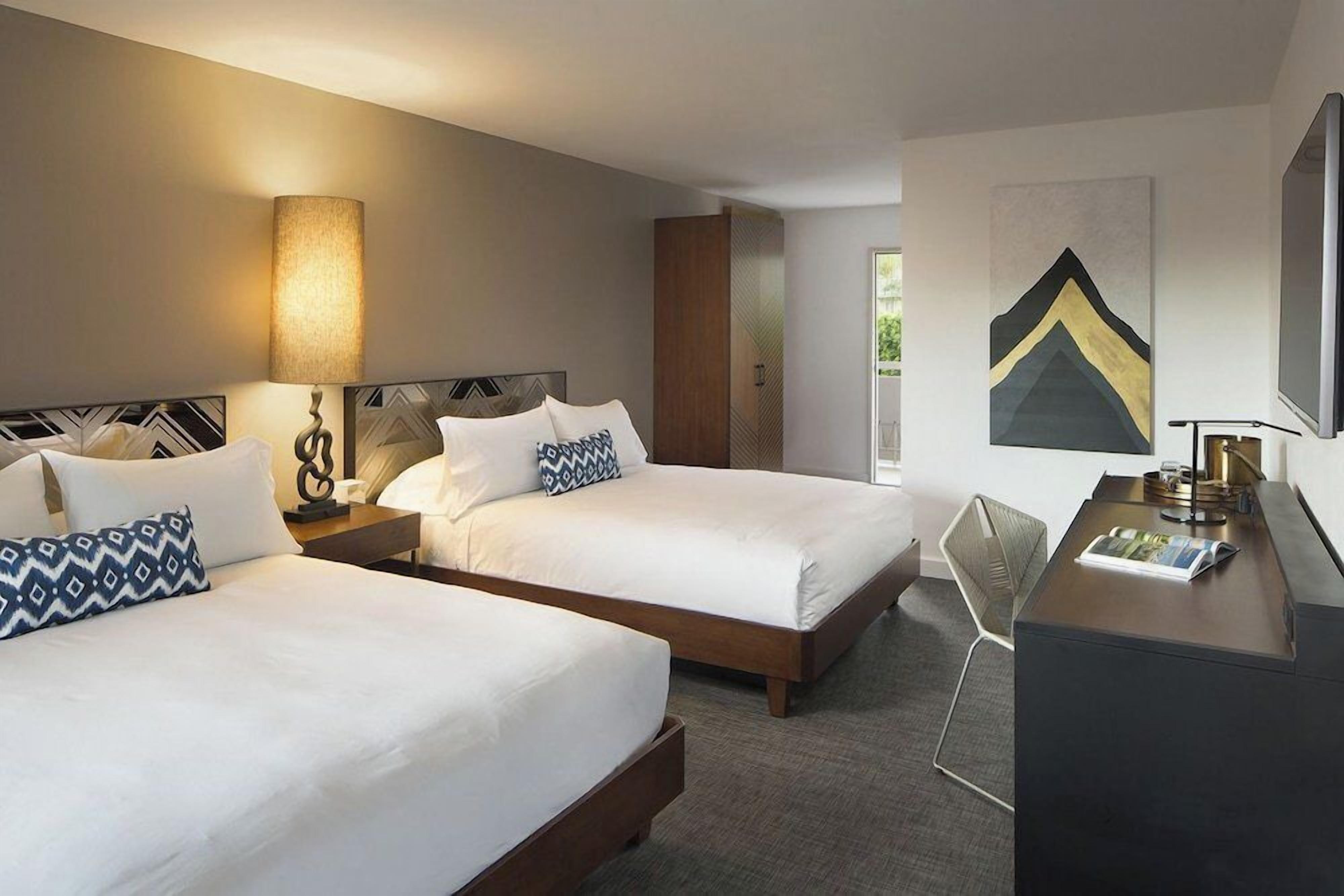 Standard Room | Desk, bed sheets