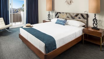 Een bureau, een laptopwerkplek, gratis wifi, beddengoed