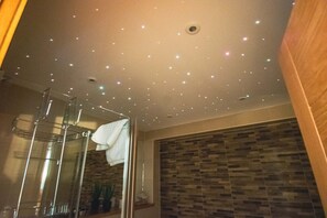 Suite, Balcony | Bathroom | Shower, designer toiletries, hair dryer, bathrobes - Craigmhor Lodge & Courtyard (Pitlochry)