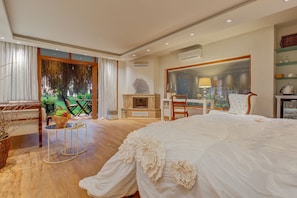 Kahden hengen deluxe-huone | Ylelliset vuodevaatteet, minibaari, tallelokero huoneessa, työpöytä