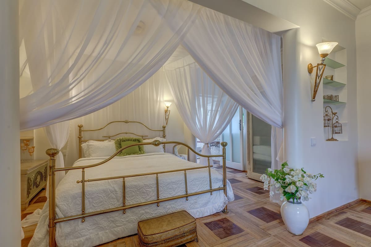 Antique Room | Premium bedding, minibar, in-room safe, desk
