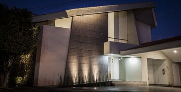 Fachada de la propiedad por la tarde o noche