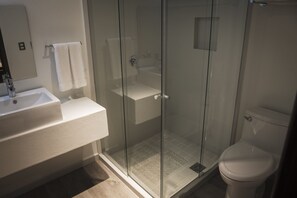 Junior suite, 1 kingsize bed met slaapbank | Badkamer | Een douche, gratis toiletartikelen, een haardroger, handdoeken