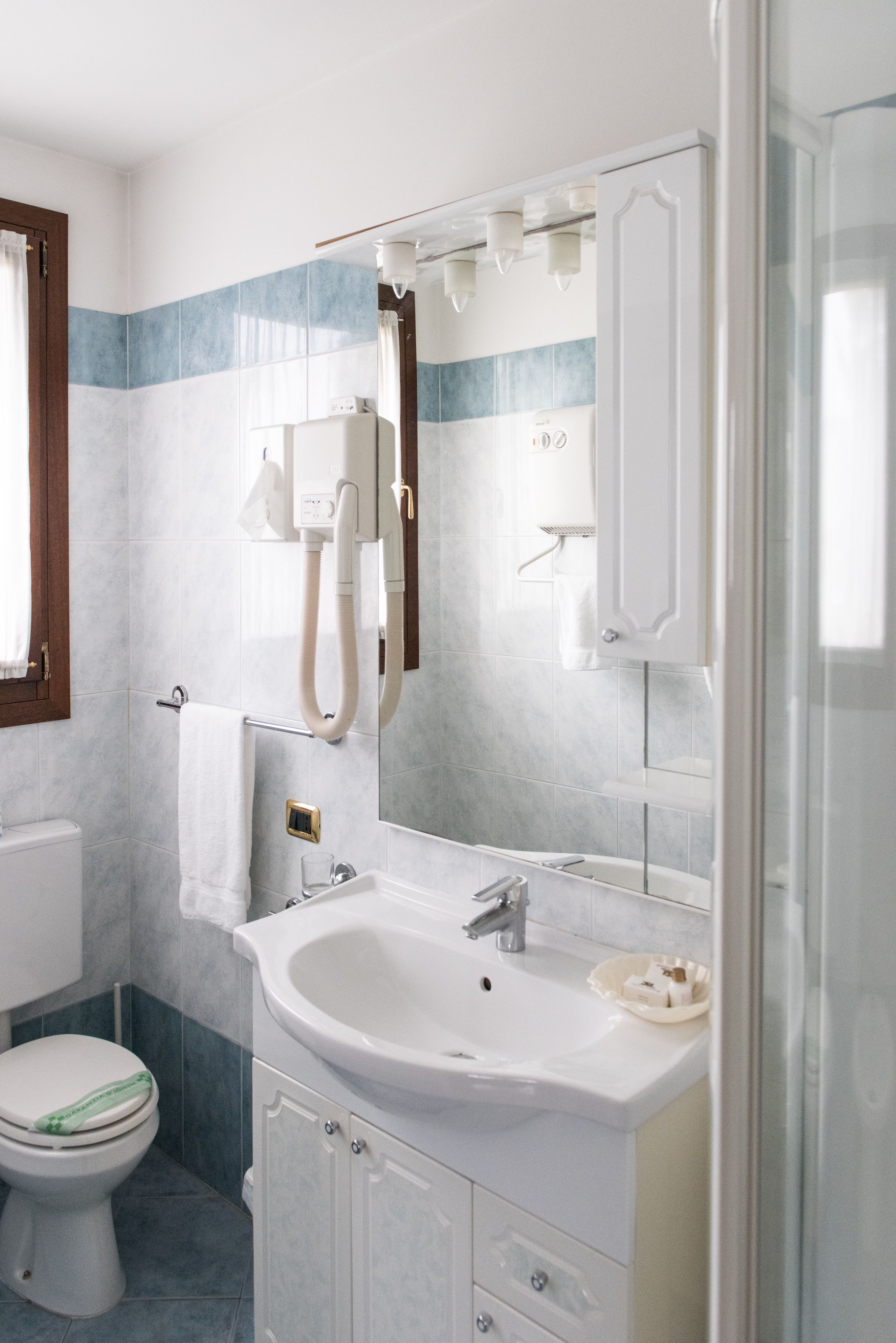 economy double or twin room, annex building | bathroom | shower, free toiletries, hair dryer, bidet