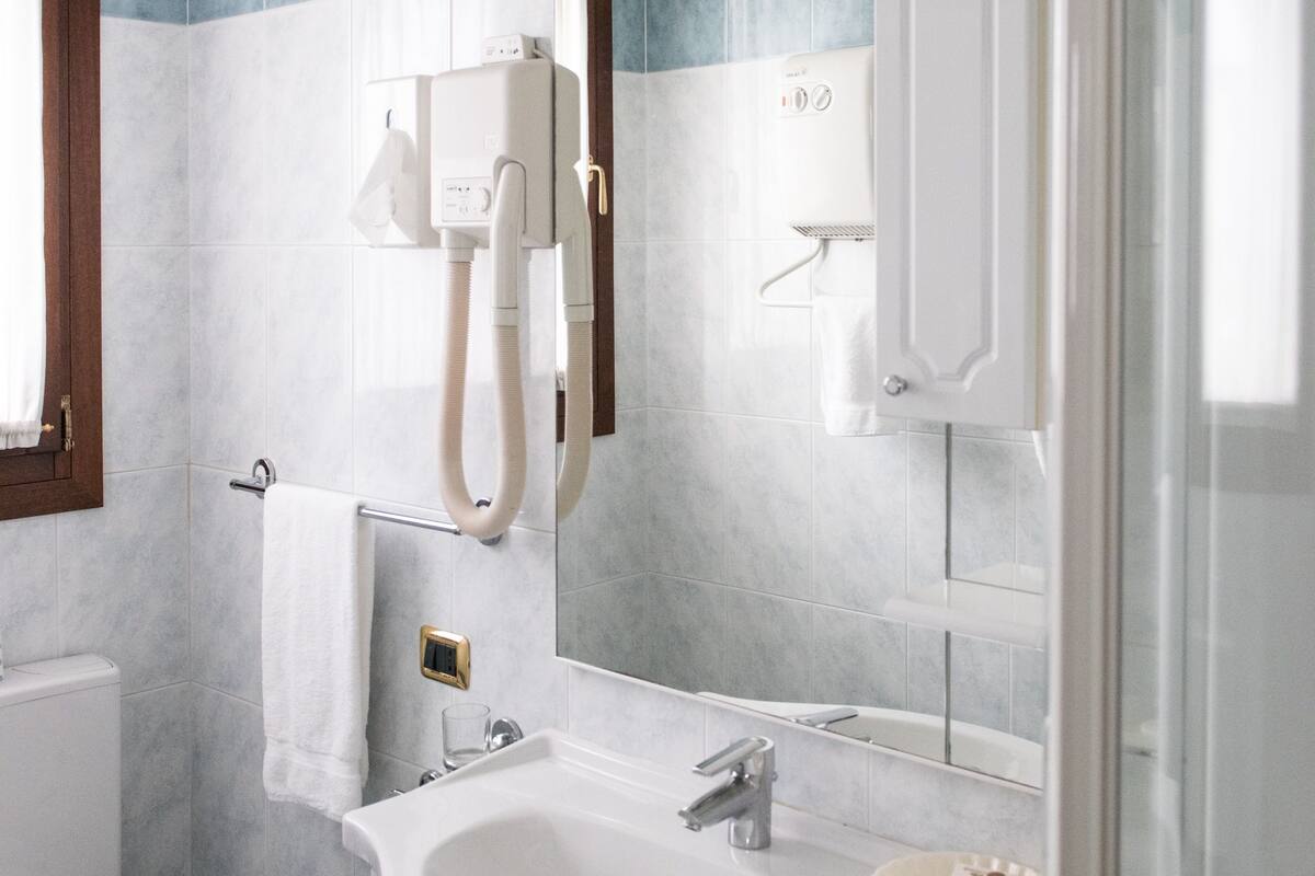 economy double or twin room, annex building | bathroom | shower, free toiletries, hair dryer, bidet