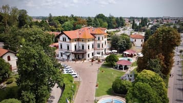Vista frontal de la propiedad