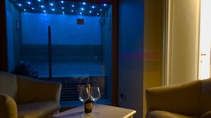 A room with a white table, two sofas, and a window with blinds. - Hotel Villa Stucky (Mogliano Veneto)