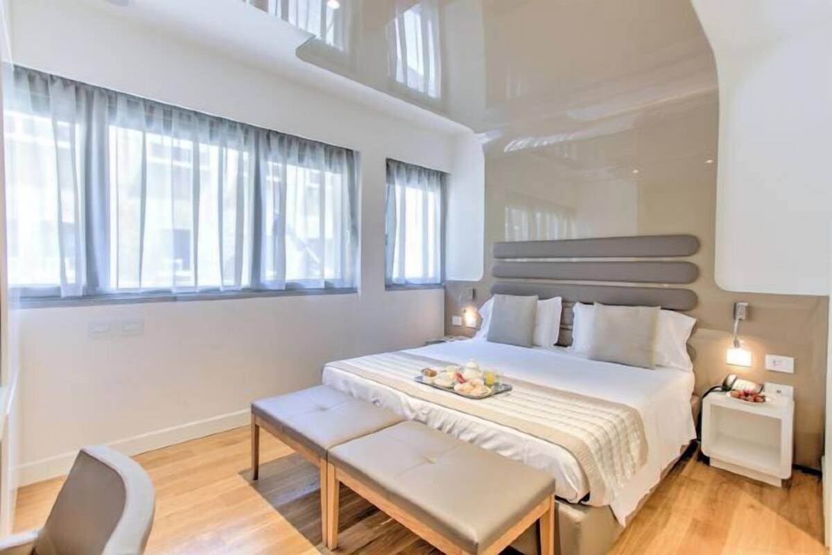 Minibar, coffres-forts dans les chambres, bureau, rideaux occultants