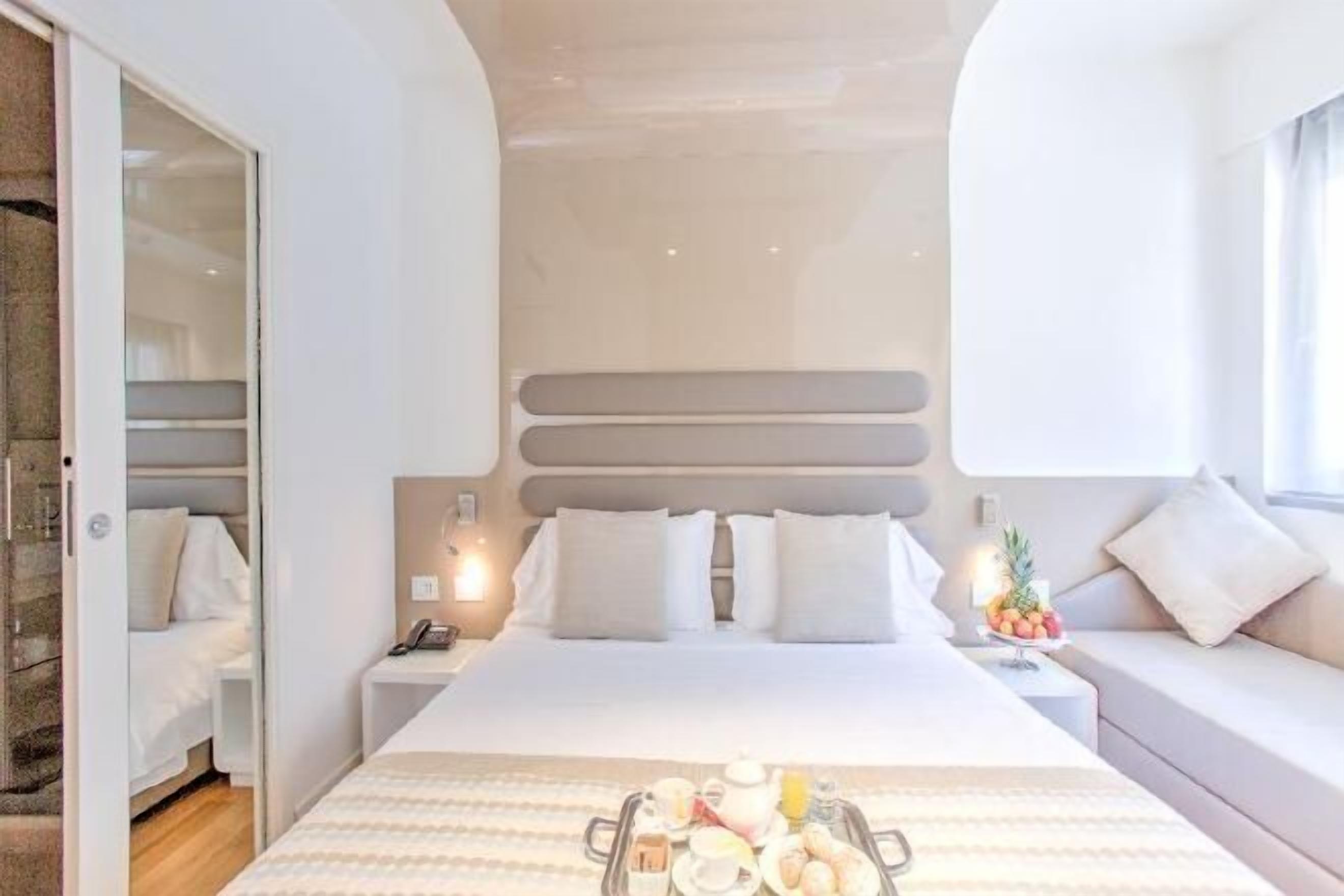 Minibar, coffres-forts dans les chambres, bureau, rideaux occultants