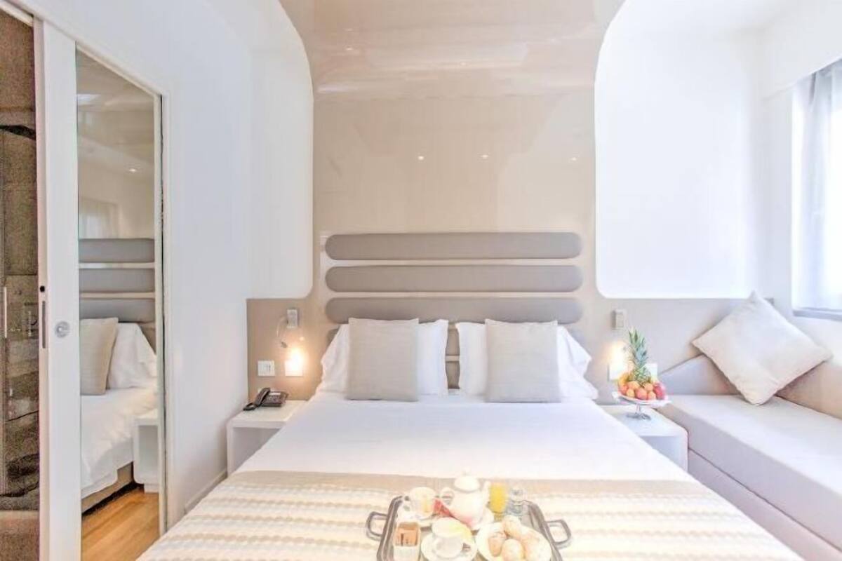 Minibar, coffres-forts dans les chambres, bureau, rideaux occultants