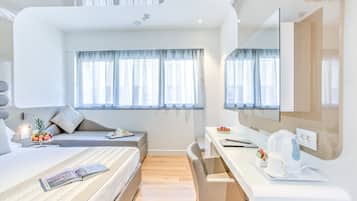 Habitación familiar doble | Minibar, caja fuerte, escritorio y cortinas opacas