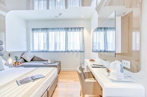 Doppia familiare | Minibar, una cassaforte in camera, una scrivania, tende oscuranti