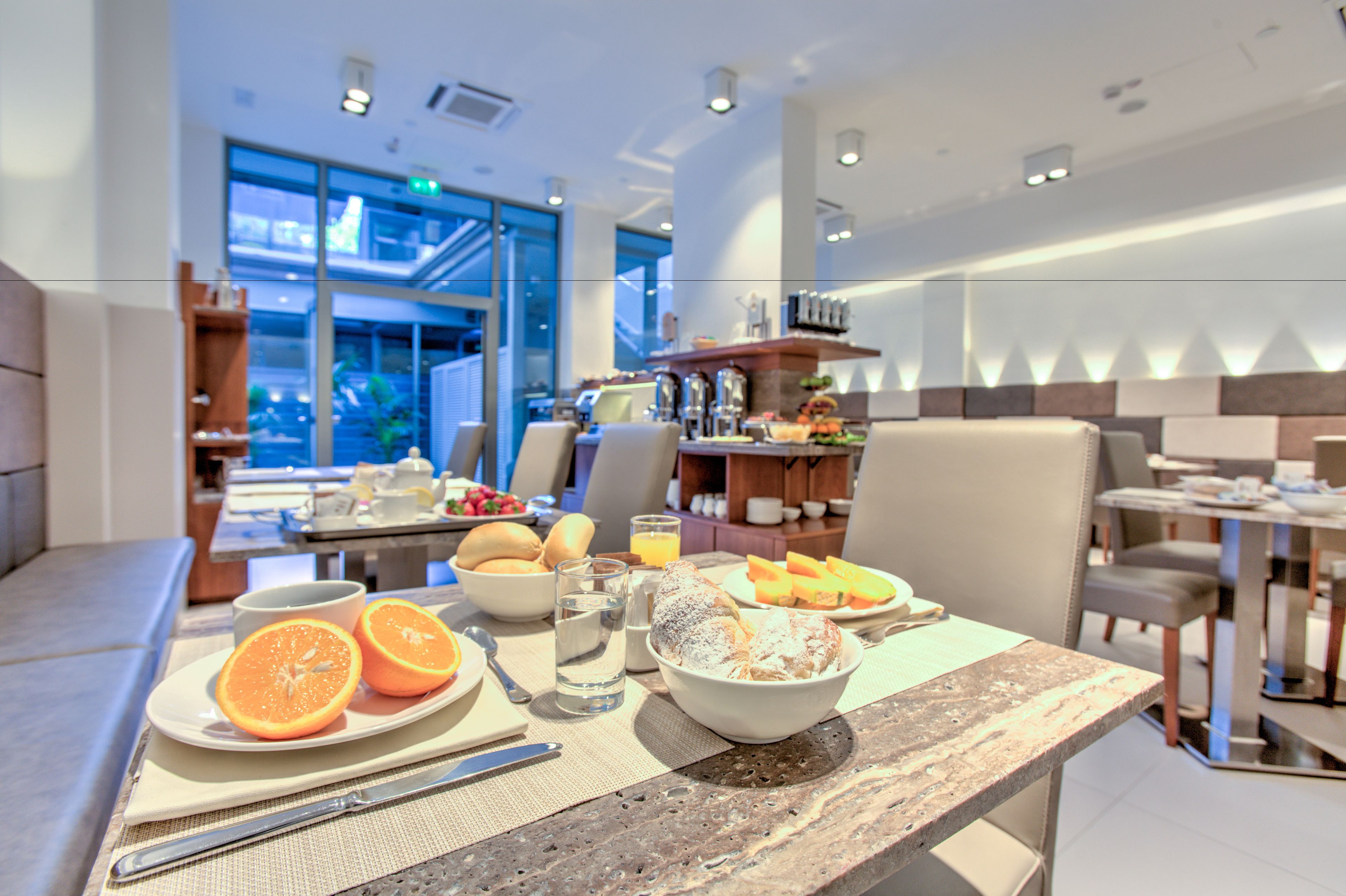 Desayuno buffet diario (EUR 15 por persona)