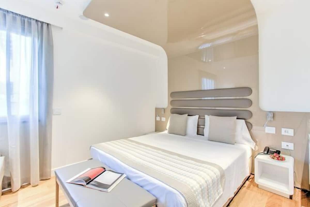Minibar, Zimmersafe, Schreibtisch, Verdunkelungsvorhänge
