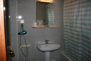 Habitación doble, 2 camas individuales | Baño | Ducha y bañera combinadas, secador de pelo y toallas