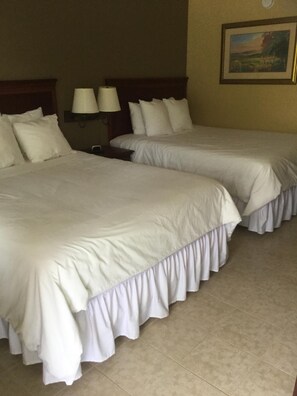Desk, soundproofing, free WiFi, bed sheets - Murphy Motel (Murphy)