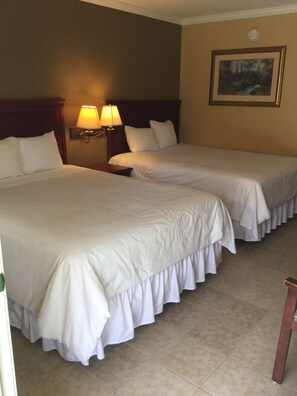 Deluxe Room, 2 Queen Beds | Desk, soundproofing, free WiFi, bed sheets - Murphy Motel (Murphy)