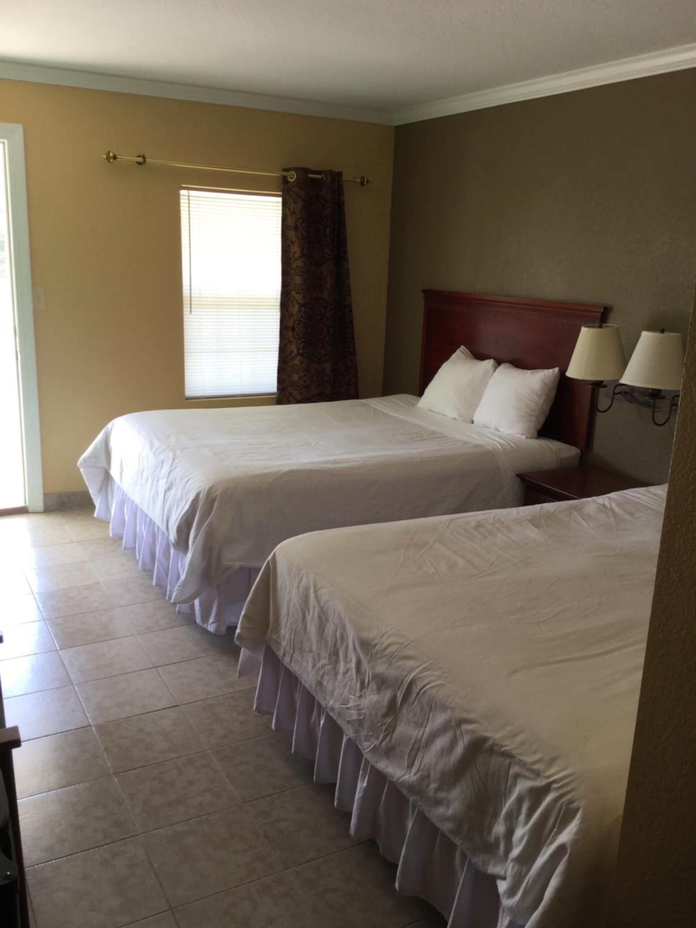 Skrivebord, lydisolert, wi-fi (inkludert) og sengetøy