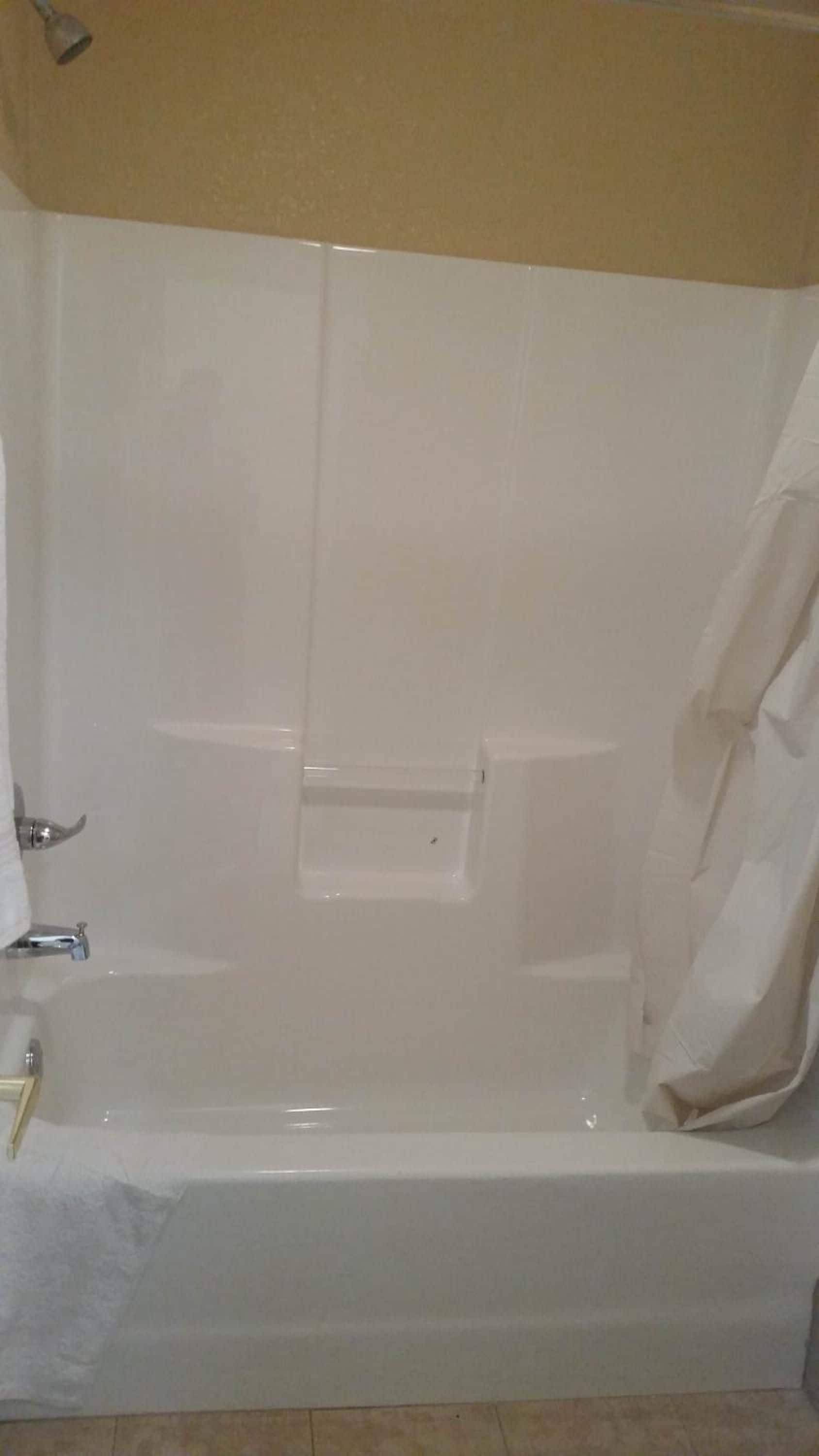 Un baño con bañera, ducha e inodoro.