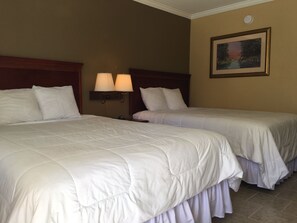 华丽客房, 2 张大床 |  办公桌、隔音、免费 WiFi、床单