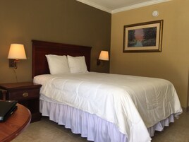 Deluxe Room, 1 Queen Bed | Desk, soundproofing, free WiFi, bed sheets