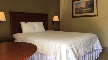 Habitación Deluxe, 1 cama Queen size | Escritorio, insonorización, wifi gratis y ropa de cama