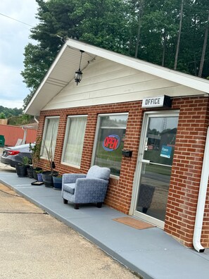 Front of property - Murphy Motel (Murphy)