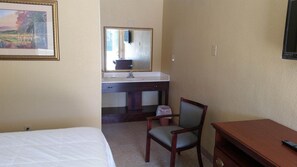 Desk, soundproofing, free WiFi, bed sheets