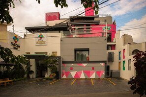 Pintu masuk properti