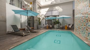 Udendørs pool, åben fra kl. 09.00 til kl. 21.00, liggestole