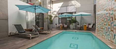 Een buitenzwembad, open van 09.00 uur tot 21.00 uur, en ligstoelen