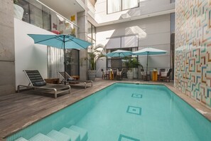 Kolam renang outdoor, dengan kursi berjemur