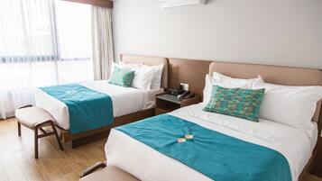 Habitación doble estándar, 2 camas matrimoniales | Caja de seguridad en la habitación, escritorio y cortinas blackout