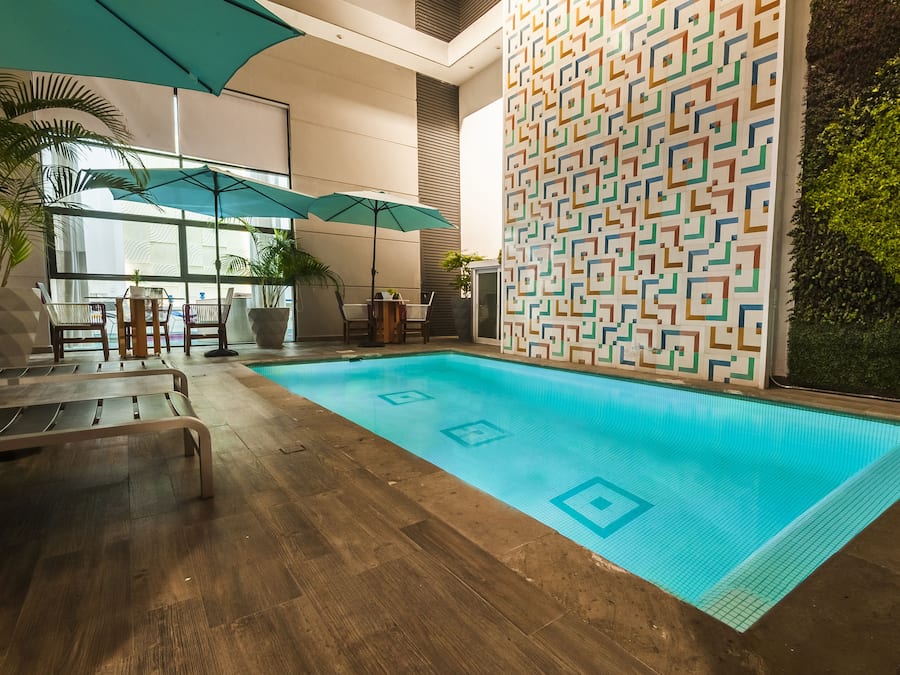 Ulkouima-allas avoinna 9.00–21.00, aurinkotuoleja