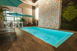 Piscina externa, funciona das 9h às 21h, espreguiçadeiras