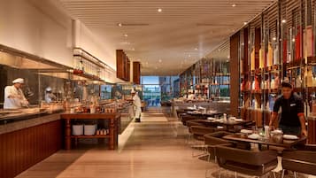 5 restaurantes; se sirven desayunos, almuerzos, cenas y cocina india