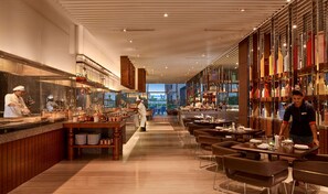 5 間餐廳，供應早餐、午餐和晚餐，印度料理