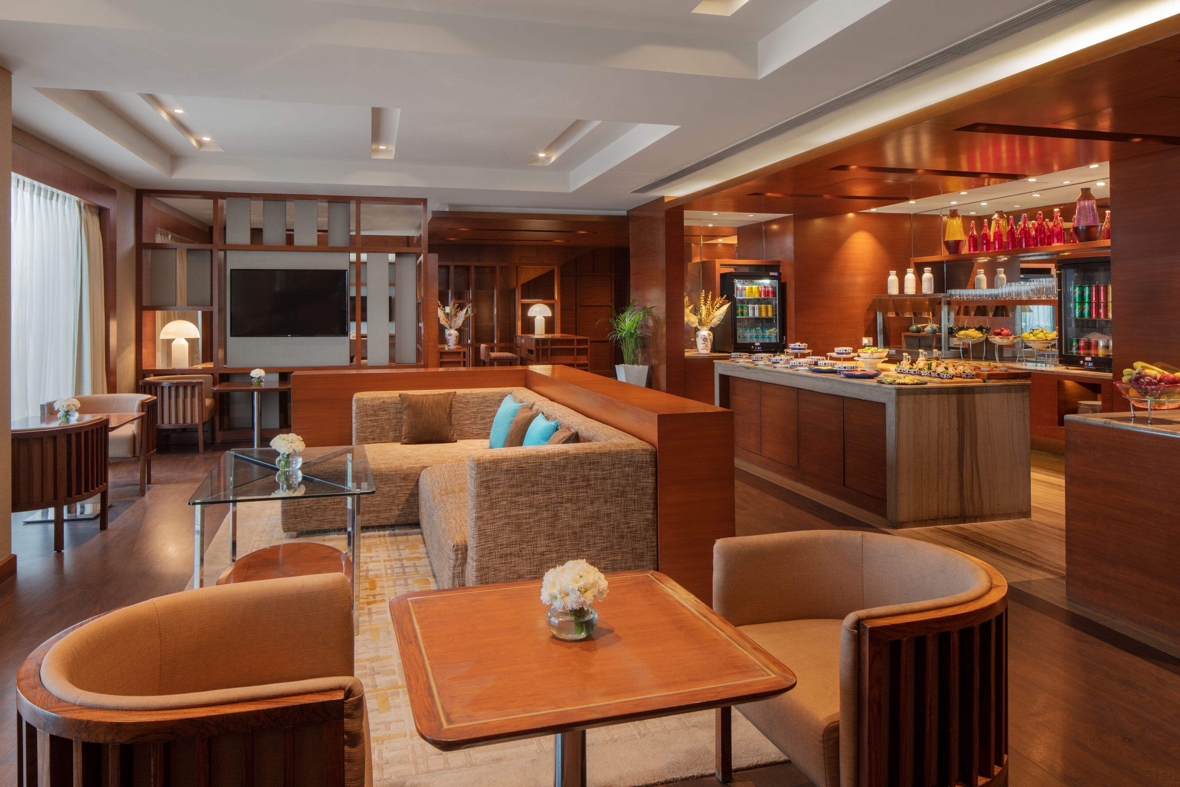 Un moderno vestíbulo de hotel con zona de estar, bar y bufé.