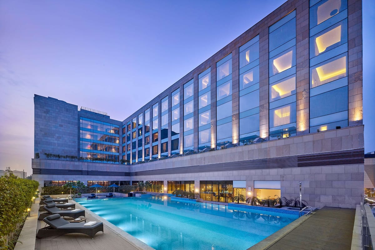 outdoor pool, open 8:00 am to 10:00 pm, pool umbrellas, pool loungers