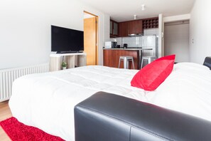 1 habitación, sistema de insonorización y tabla de planchar con plancha 