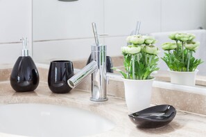 Bañera con ducha, toallas