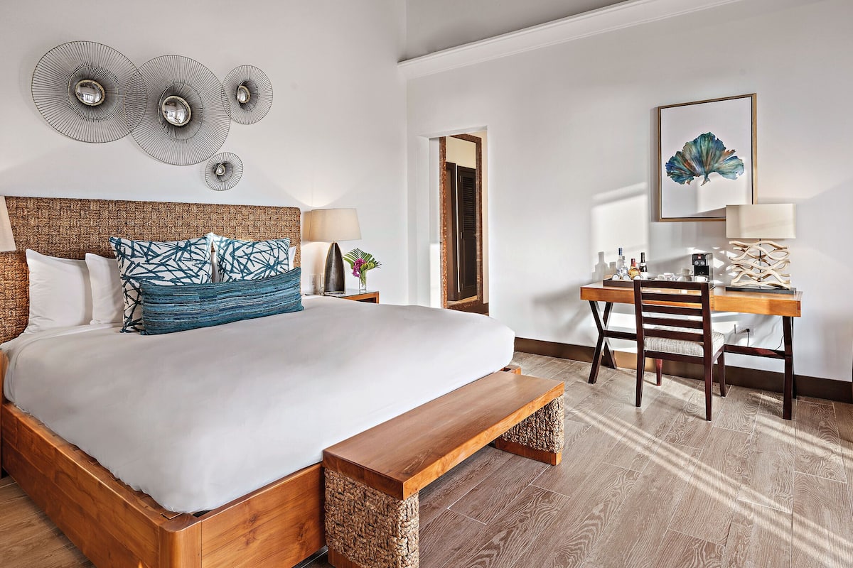 Deluxe Room, 1 King Bed, Garden View | Bathroom | Separate bathtub and shower, free toiletries, bathrobes, slippers