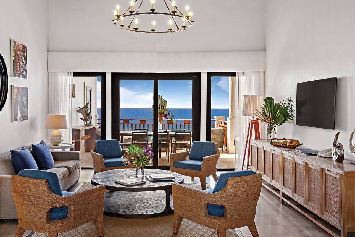 Loftsleilighet, 2 soverom, havutsikt | Italienske Frette-laken, sengetøy av topp kvalitet og minibar