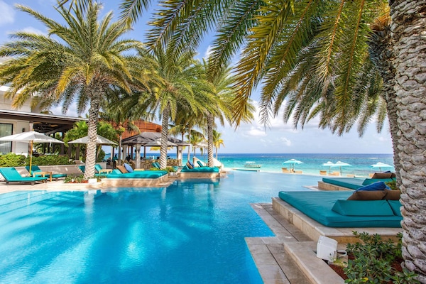 3 outdoor pools, free cabanas, pool umbrellas